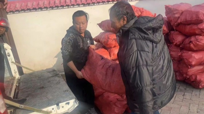 集團駐村工作隊開展“寒冬送溫暖，關(guān)愛暖人心”慰問活動