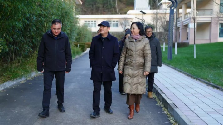 11月18日，甘肅文旅集團(tuán)黨委書(shū)記、董事長(zhǎng)石培文帶隊(duì)赴天水和諧園如驛部落開(kāi)展冬季運(yùn)營(yíng)調(diào)研，集團(tuán)黨委副書(shū)記、總經(jīng)理馬文玫，副總經(jīng)理金世勝及總部相關(guān)部門(mén)負(fù)責(zé)人一同調(diào)研。石培文一行深入天水和諧園如驛部落住宿